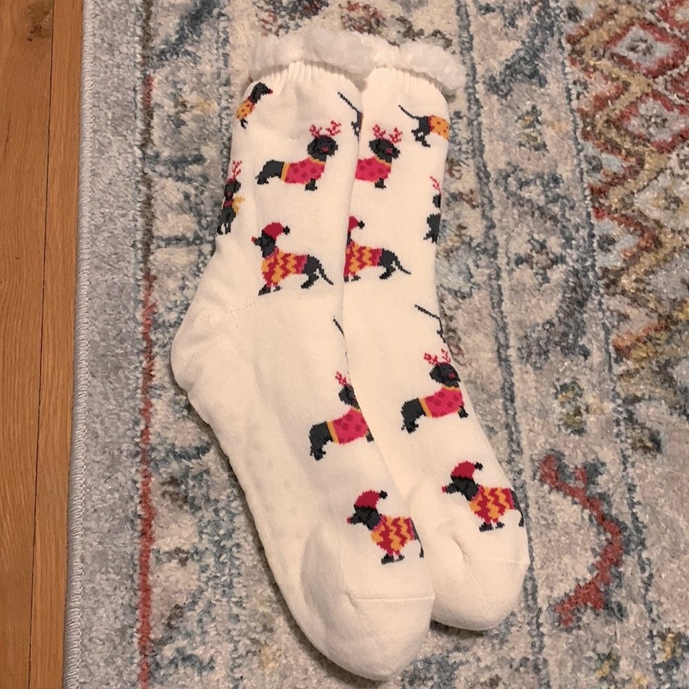 NWOT Old Navy slipper socks with dog pattern. Anti-skid. Sz 7-10.